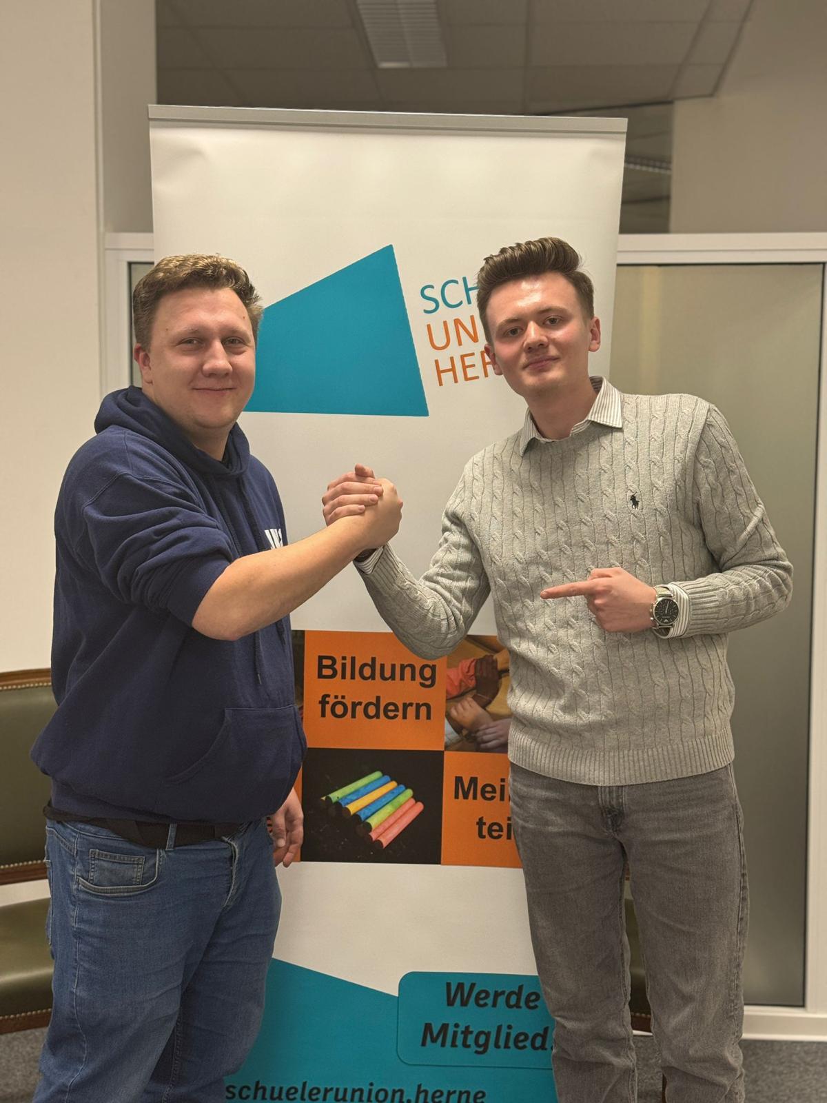 Der Vorsitzende der Jungen Union Herne (Jascha Hoppe - links im Bild) und der neue Vorsitzende der Schüler Union (Dominic Mainka - rechts im Bild) freuen sich auf die Zusammenarbeit. Der Vorsitzende der Jungen Union Herne (Jascha Hoppe - links im Bild) und der neue Vorsitzende der Schüler Union (Dominic Mainka - rechts im Bild) freuen sich auf die Zusammenarbeit.